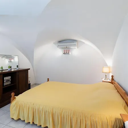 Happy Place For 5 In Santorini
